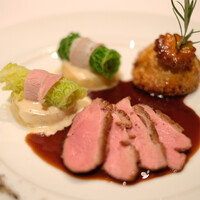 メゾン ポール・ボキューズ - ランチコース 4500円 の鶏胸肉のローストともも肉のパイ包み焼き ドフィーヌ風ジャガイモと縮緬キャベツ添え 黒コショウ風味の赤ワインソース