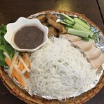 マイ ヒェン - 見るからに臭そうなタレのBún đậu mắm tôm