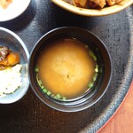 北の味紀行と地酒 北海道 - お味噌汁が熱々で提供される嬉しさ。