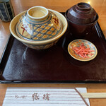 おかげ横丁 豚捨 - お出ましです！