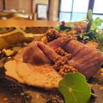 Osteria della Capanna - 猪肉のポルケッタ風 ストラッキーノ、ハーブのサラダ④