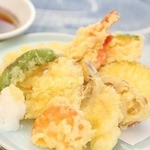 Sukehei - 「天ぷら盛り合わせ」。当店は、蕎麦にも天ぷらにもこだわっています。新鮮な素材をサクサクに。
