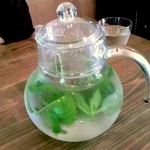 cafe 風音 - ハーブウォーターがテーブル毎にシェアされる