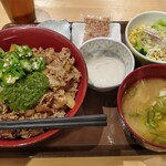 Sukiya - 山かけめかぶオクラ牛丼(期間限定)メガ+とん汁サラダセット