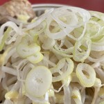 ラーメン もっけだの - 2023.5限定『まぜそばニボGニンニク野菜マシマシ』のネギ、カラシマヨネーズ