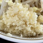 ラーメン もっけだの - 2023.5限定『まぜそばニボGニンニク野菜マシマシ』のニンニク