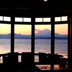 Airandoguriru - 夕日に染まる”世界遺産富士山”を望める隠れ家レストラン