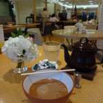 アフタヌーンティー・ティールーム - ホットチャイ　たっぷり入ってます。シナモンパウダーをかけて飲みます。