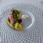 横浜モノリス - 前菜:炙りカツオのタタキと翡翠ナス　
      フロマージュソース　
      ～ミントのアクセント～