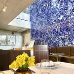 神椿 - 地下ですが白とブルーを基調とした開放的な空間