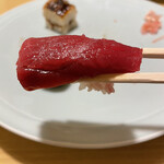 Kikusuizushi - 鮪は、アカミです。野生的な肉のような力強さを感じます。ご飯にも染み込むぐらいのジューシーさです。