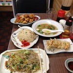 華楽 - チャーハン、餃子、野菜炒め、鶏唐揚げ、野菜スープ