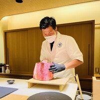 肉割烹ふたご 北新地店 - 料理長が肉塊を目の前で切り分けてくださいます！圧巻！