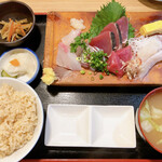 Izumiya - 刺身定食、ご飯は玄米を選択