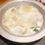 博多華味鳥 - 野菜も投入