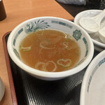 日高屋 - 付属の中華スープは少し薄味なので、キムチチャーハンの辛味に合います。