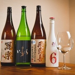 We offer a wide variety of rare sake that is irresistible to alcohol lovers.