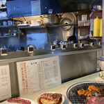 焼肉ホルモン 万千 - 外の席からの景色