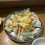 焼肉ホルモン 万千 - お通しキャベツ