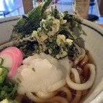 マクサうどん - 冷たいうどんをチョイス…山菜の天ぷらは何とサービスで…(=´∀｀)