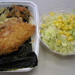 ほっともっと - のり弁当と生野菜サラダです。