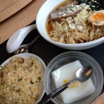 Jokouen - ラーメンと半チャーハン　全景　デザートもつきまーす