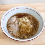 ラーメン 糸 - あっさり煮干し醤油ラーメン（ちぢれ麺、中盛）