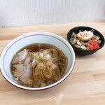 ラーメン 糸 - あっさり煮干し醤油ラーメン（ちぢれ麺、中盛）とチャーマヨ飯味玉