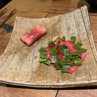 焼肉 牛者 - 塩ダレ王様盛り。エロタンはタレで、ネギタンは焼いただけでいただきました。個人的にはネギタンの方が美味しかったです。ちなみにネギは自家製とのことでした。