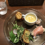 名もなき料理店 - 前菜(生ﾊﾑﾒﾛﾝ、ｶﾞｰﾘｯｸﾄｰｽﾄ、鶏のﾌﾘｯﾄ、ﾎﾟﾀｰｼﾞｭｽｰﾌﾟ、麦?のﾋﾟｸﾙｽ、ｻﾗﾀﾞ)