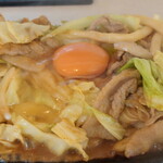 Jiyoushiyuuya - 具材は”豚肉”、”キャベツ”、”玉ネギ”、最後に”生玉子”の殻を割り、そのまま真上にトッピングしています。