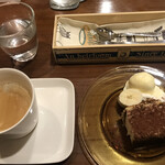 名もなき料理店 - ﾍｰｾﾞﾙﾅｯﾂのシフォンケーキ  ﾊﾞﾆﾗｱｲｽとﾊﾞﾅﾅ添え