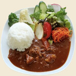 DOG TERRACE amielle - 料理写真:牛スジカレーとたっぷり三浦野菜のディッシュプレート。
当店人気 No.1！三浦の新鮮野菜をたっぷり使った牛スジカレーです。