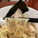 酒肴場 屯 - 三河屋製麺の細ストレート麺はしなやかながらしっかりしたコシ。