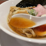 酒肴場 屯 - しっかりした煮干し感に芳醇な津軽醤油のコクと旨み