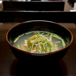 よし町 - ◆つくば鶏沢煮椀
      胸肉なのにうめええ！
      私圧倒的モモ肉派だけどココの胸肉マジ最高！
      中レアっぽい火入れで超うめえ。職人だわー。
      野菜の食感も良いんだよなー。