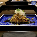 よし町 - ◆山野水産霞ヶ浦鯉 鯉 牛蒡 白髪葱 
      鯉は私昔からよく分かんねーけどナントナク有難い気がして食べてる（バカ舌ですまん）
      物珍しいだけで扱いむずくね？
      とりま最高の調理技術で美味しくなってて驚く。