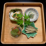 よし町 - →豆鯵
      →おから山菜
      →トマト木の芽オイル
      →鯛子旨煮
      全部うめえええ！めちゃ好き！
      どれも丁寧で美味しかった〜！酒ぐびー。