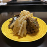 よし町 - ◆お新香と佃煮
      米のお供に大量に出してくれたww
      蕗の薹味噌、山菜的な？、白菜、昆布！
      市販のと全然違うわーマジうめー！