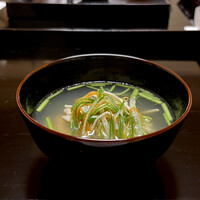 よし町 - ◆つくば鶏沢煮椀
                胸肉なのにうめええ！
                私圧倒的モモ肉派だけどココの胸肉マジ最高！
                中レアっぽい火入れで超うめえ。職人だわー。
                野菜の食感も良いんだよなー。