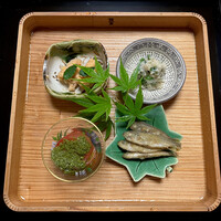 よし町 - →豆鯵
                →おから山菜
                →トマト木の芽オイル
                →鯛子旨煮
                全部うめえええ！めちゃ好き！
                どれも丁寧で美味しかった〜！酒ぐびー。