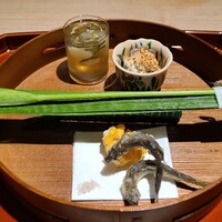 杦 - 八寸
                    ⑤稚鮎(滋賀県琵琶湖産)
                    ⑥玉蜀黍のかき揚げ
                    ⑦蓴菜(広島県黒瀬産)と白芋茎の冷製利尻昆布出汁の盃
                    ⑧白茄子と隠元豆の白和え
                    ⑨白甘鯛(愛媛県八幡浜産)の粽寿司