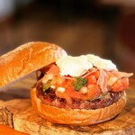 BurgerShop HOTBOX - 《神トマト》の冷製トマトソースと
      プロシュートとクリームチーズのバーガー フレンチフライ付