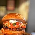 BurgerShop HOTBOX - 《神トマト》の冷製トマトソースと
      プロシュートとクリームチーズのバーガー フレンチフライ付
