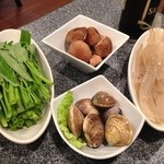 四川火鍋楼 - 火鍋 具 空芯菜、椎茸、はまぐり、太い春雨