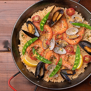 充滿食材美味的“西班牙海鮮飯”，新鮮出爐熱氣騰騰!
