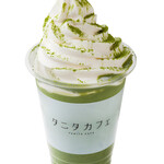 オールカフェ×タニタカフェ - ドリンク写真:タニタカフェ監修のマルサンオーガニック豆乳アーモンドミルクを使用したオリジナル和風ラテ。豆乳ソフトクリーム 付き　650円