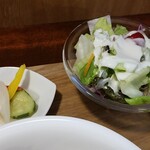 キッチン ブルー グローブ - ピクルス、サラダのアップ