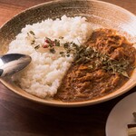 B.鶏と生姜の煮込み薬膳カレー