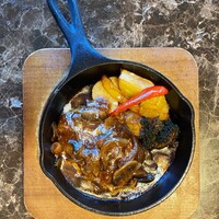 ビーフハンバーグと季節野菜デミグラスソース